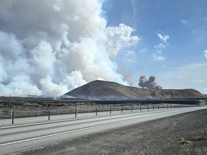 Svartur reykur frá eldgosinu. Kvika að komast í snertingu við grunnvatn.