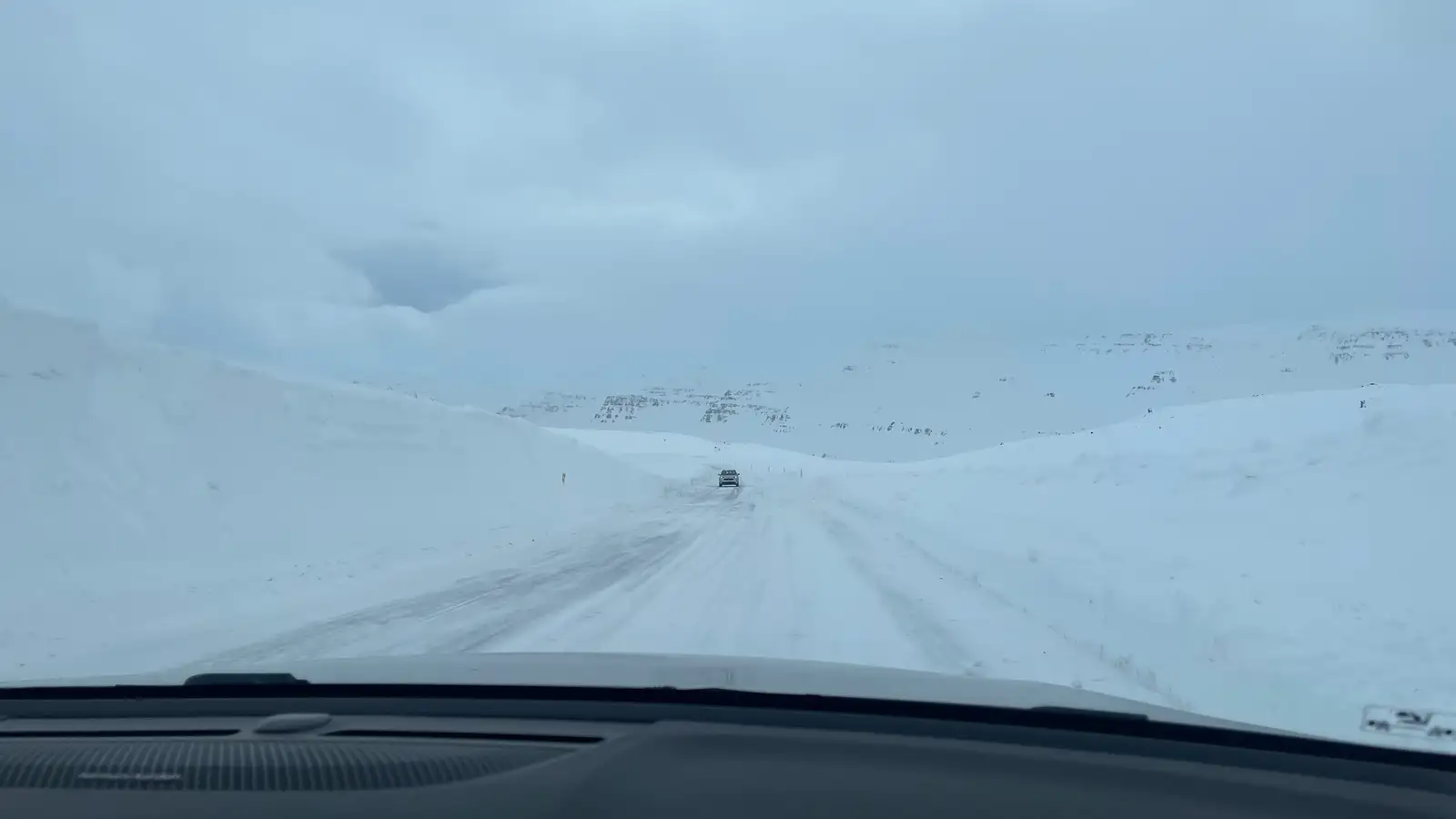 Margir vegir lokaðir fyrir norðan og austan