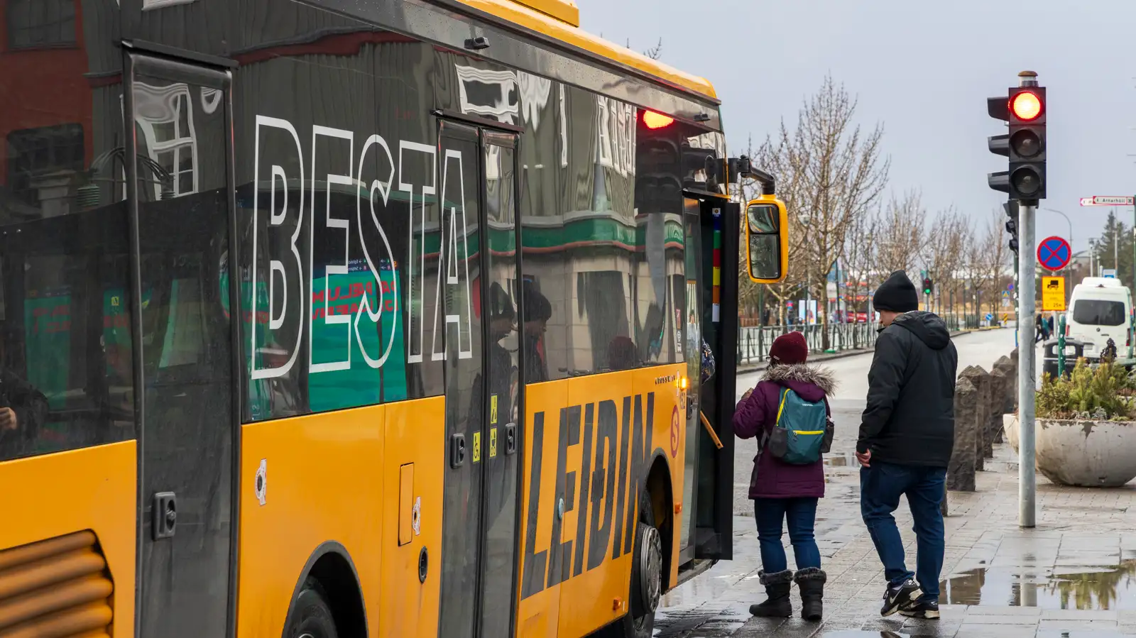 Farþegar á leið upp í Strætó á Lækjargötu
