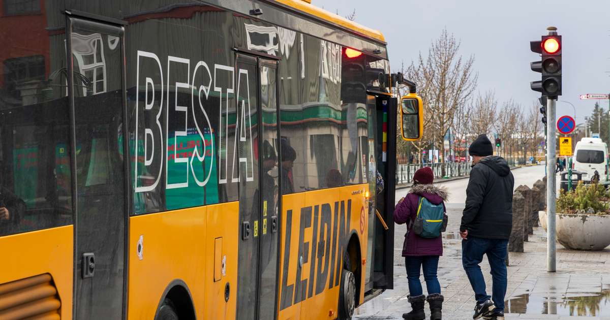Card payments finally available on Strætó buses - RÚV.is