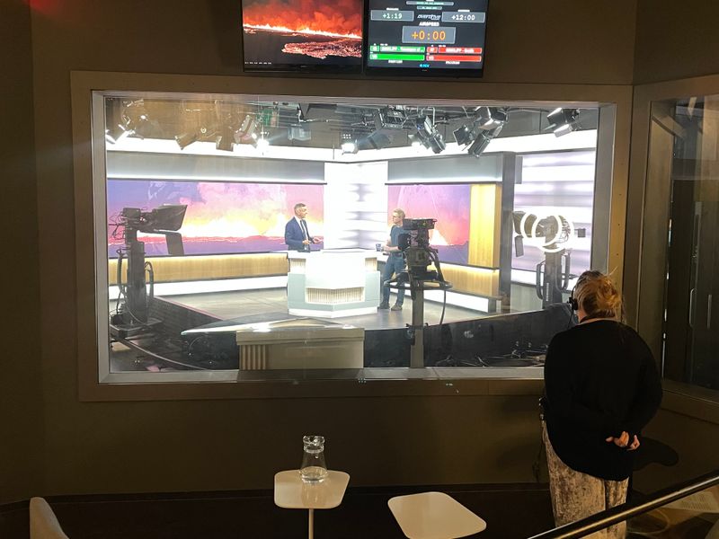 Heiðar Örn Sigurfinnsson und Benedikt Ófeigsson übertragen aufgrund des Vulkanausbruchs am 22. August live im Fernsehen.