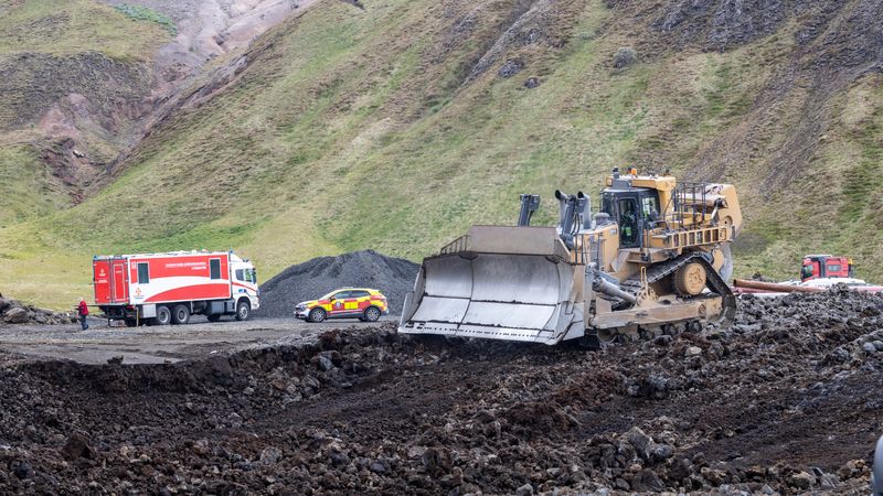 Verteidigungsgärten auf Sýlingarfell. Lava ergießt sich über Gärten, in denen Wasser zur Kühlung versprüht wird.
