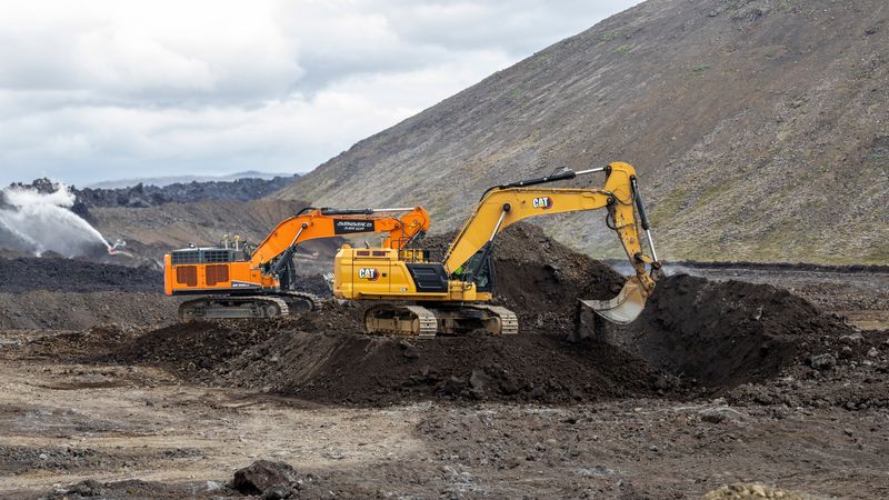 Verteidigungsgärten auf Sýlingarfell. Lava ergießt sich über Gärten, in denen Wasser zur Kühlung versprüht wird.