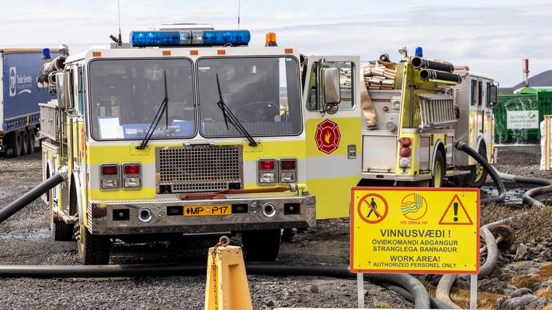Verteidigungsgärten auf Sýlingarfell. Lava ergießt sich über Gärten, in denen Wasser zur Kühlung versprüht wird.