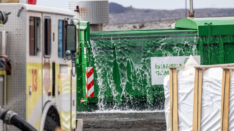 Verteidigungsgärten auf Sýlingarfell. Lava ergießt sich über Gärten, in denen Wasser zur Kühlung versprüht wird.