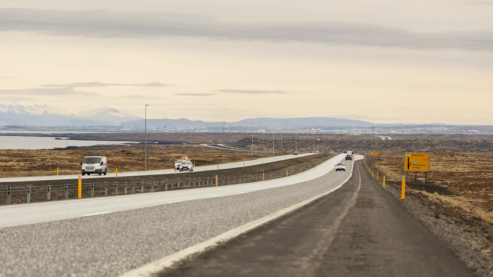 Reykjanesbraut á fyrri degi leiðtogafundar Evrópuráðsins.