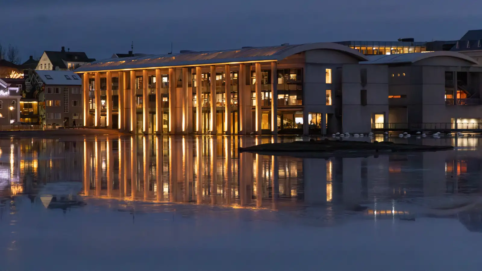 Flagga grænlenska fánanum við hlið þess úkraínska og palestínska