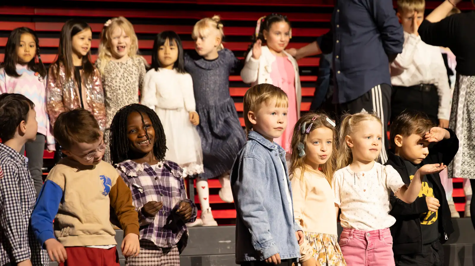 Söngvavor Barnamenningarhátíðar í Eldborgar sal Hörpu 21. apríl 2026. Þar sem 5 til 6 ára leikskólakrakkar koma saman og syngja.