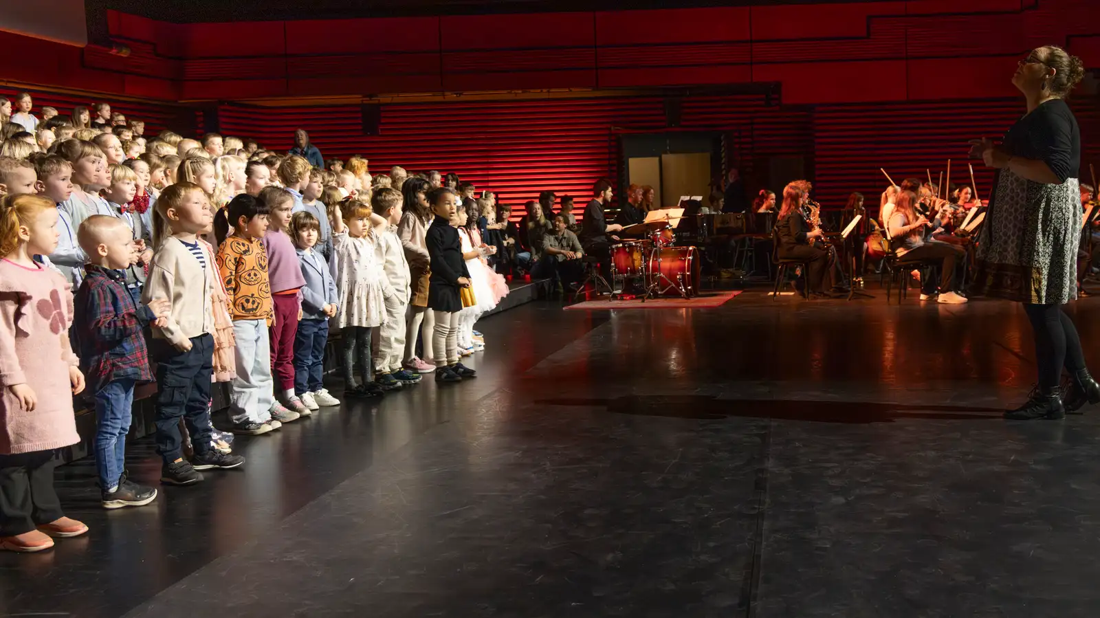 Söngvavor Barnamenningarhátíðar í Eldborgar sal Hörpu 21. apríl 2026. Þar sem 5 til 6 ára leikskólakrakkar koma saman og syngja.