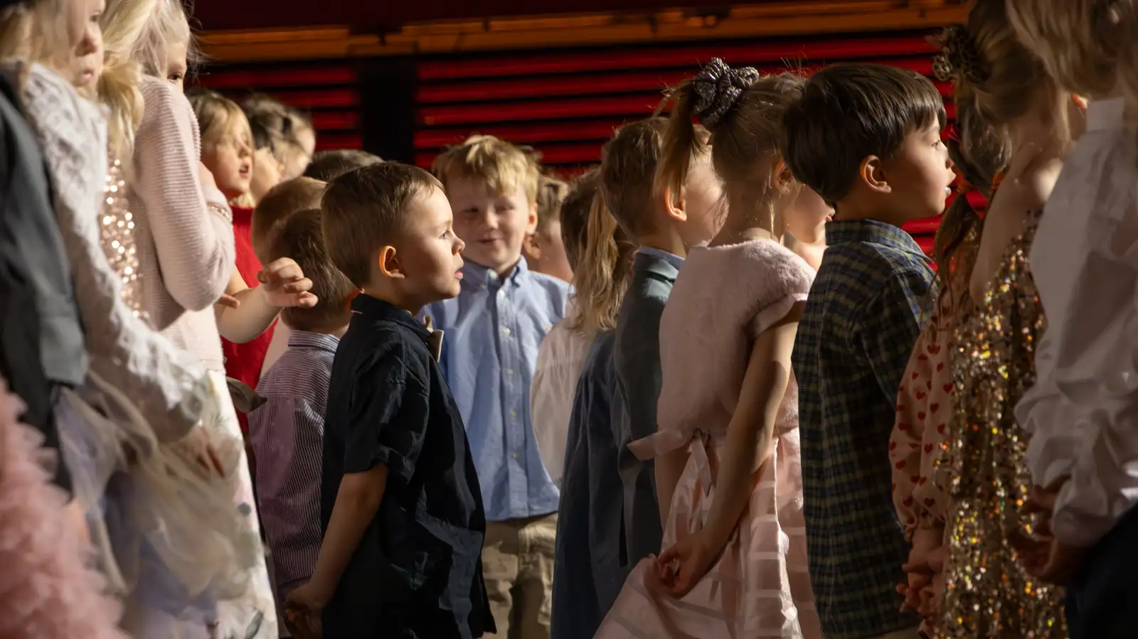 Söngvavor Barnamenningarhátíðar í Eldborgar sal Hörpu 21. apríl 2026. Þar sem 5 til 6 ára leikskólakrakkar koma saman og syngja.