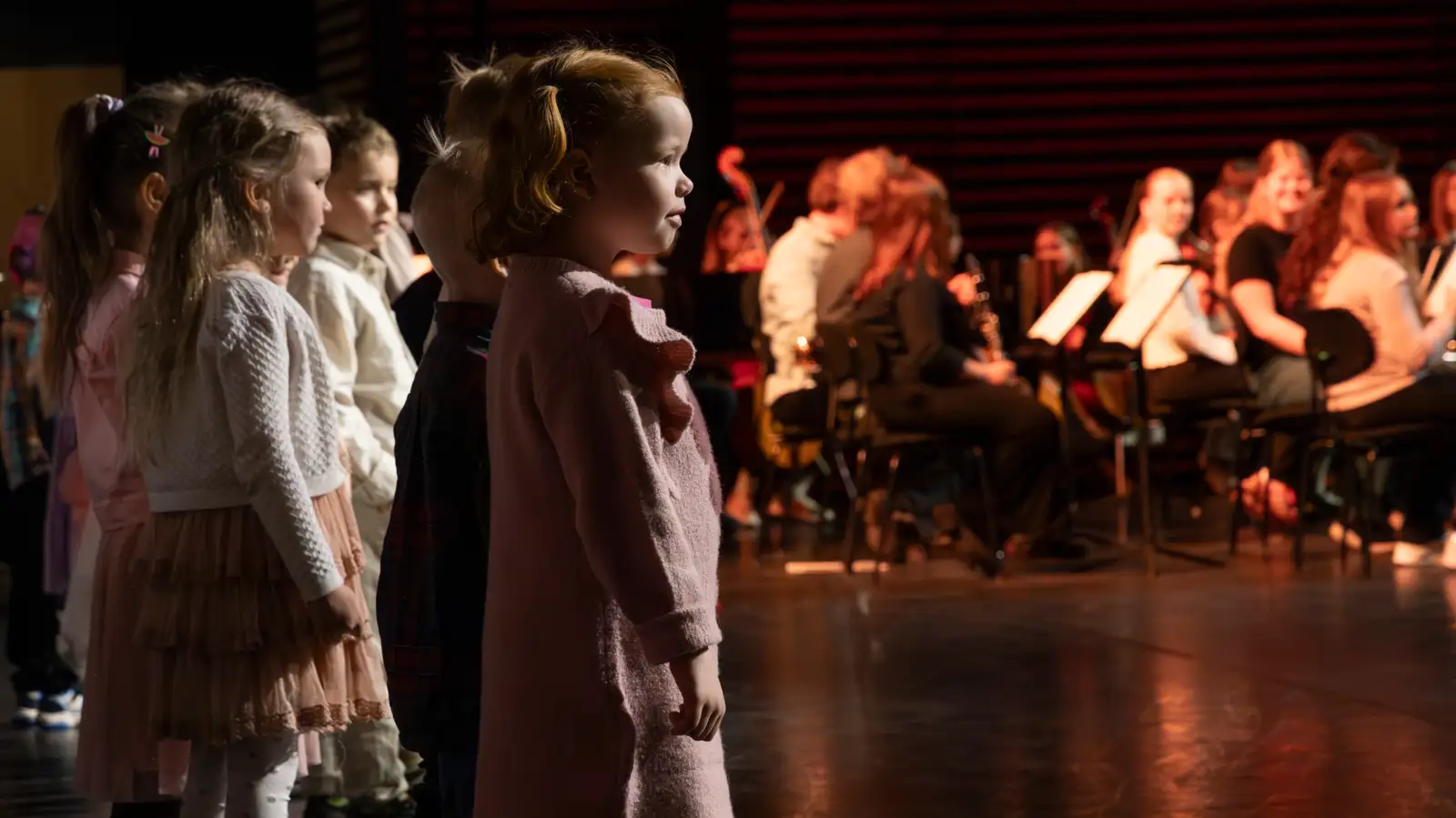 Söngvavor Barnamenningarhátíðar í Eldborgar sal Hörpu 21. apríl 2026. Þar sem 5 til 6 ára leikskólakrakkar koma saman og syngja.