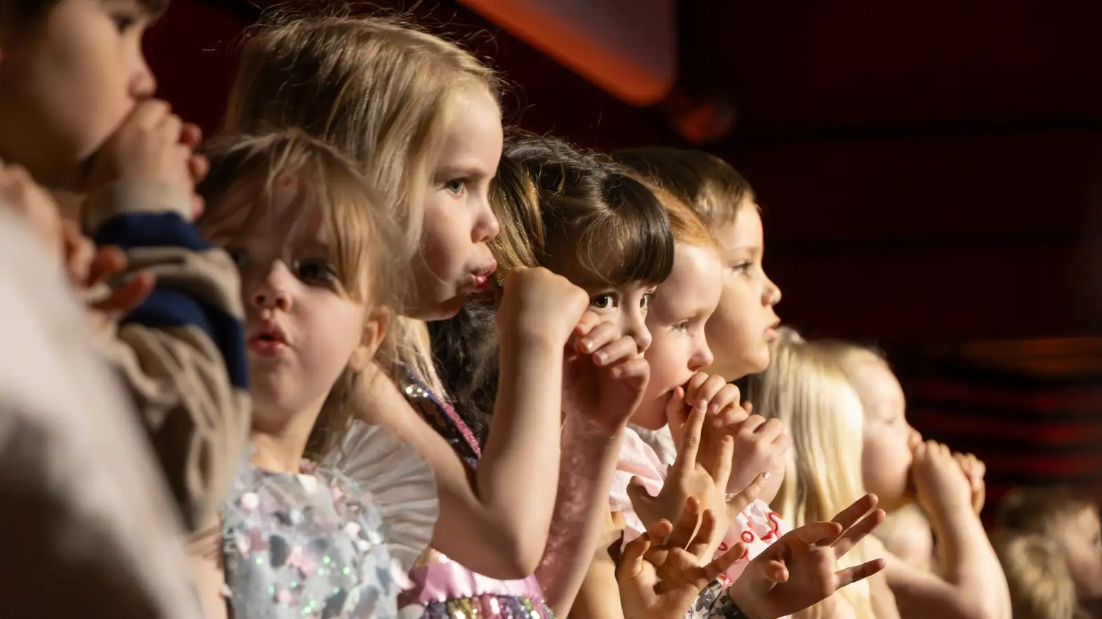 Söngvavor Barnamenningarhátíðar í Eldborgar sal Hörpu 21. apríl 2026. Þar sem 5 til 6 ára leikskólakrakkar koma saman og syngja.