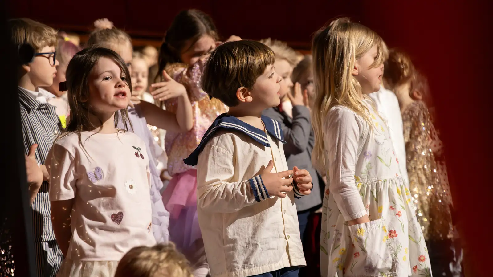 Söngvavor Barnamenningarhátíðar í Eldborgar sal Hörpu 21. apríl 2026. Þar sem 5 til 6 ára leikskólakrakkar koma saman og syngja.