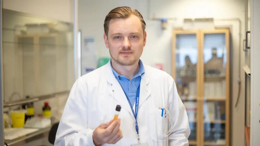 Adam Erik Bauer réttarefnafræðingur á rannsóknarstofu HÍ við Hofsvallagötu að efnagreina karlmennskuhunang og hamp.