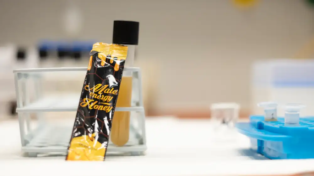 Adam Erik Bauer réttarefnafræðingur á rannsóknarstofu HÍ við Hofsvallagötu að efnagreina karlmennskuhunang og hamp.