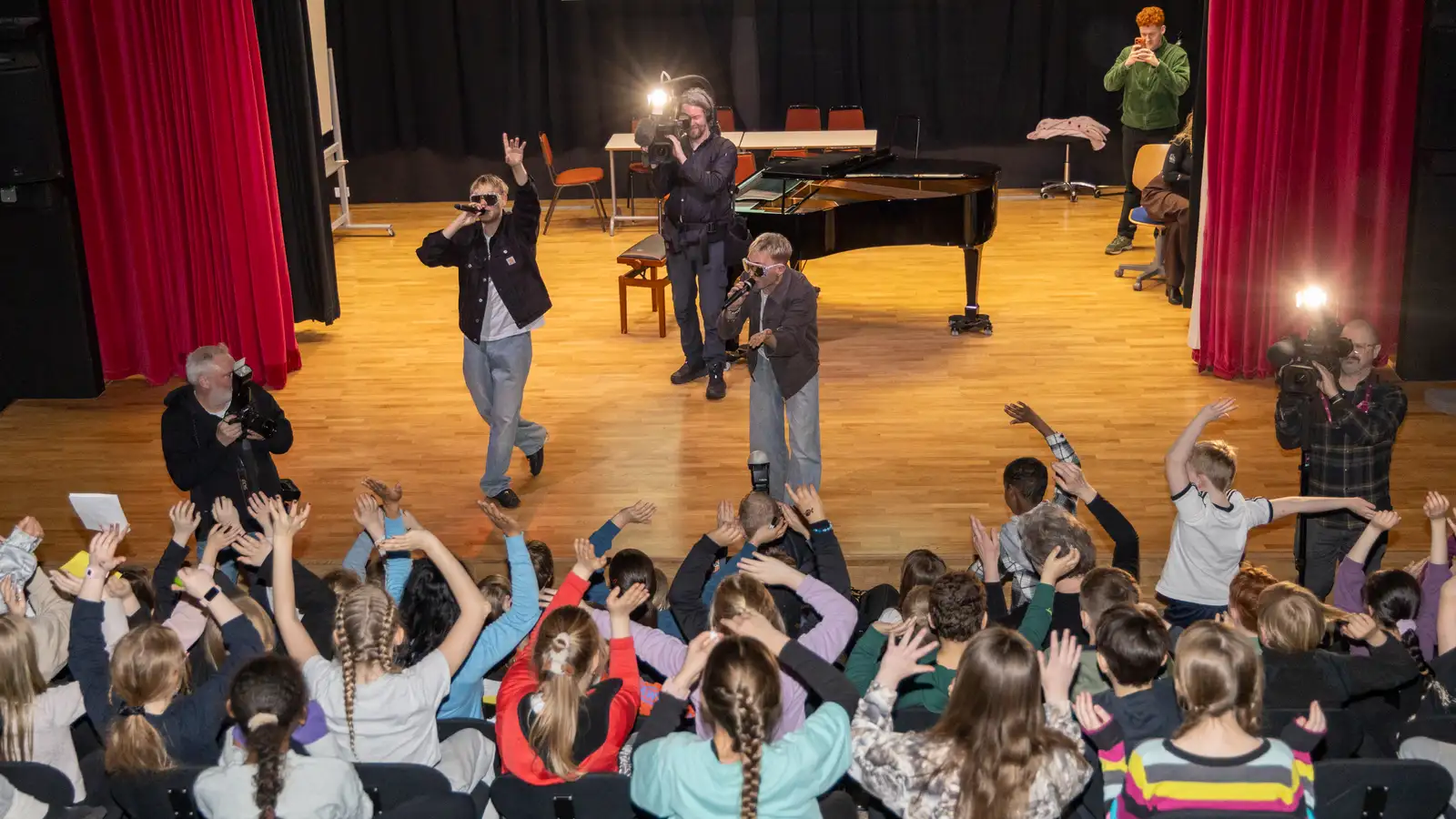 VÆB-bræður frumfluttu nýtt lag barnamenningarhátíðar