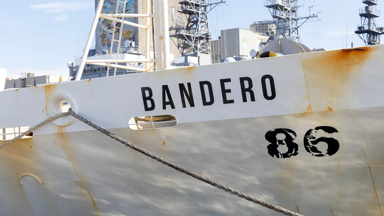 Unnu að svari við beiðni áhafnar þegar Bandero veittist að Hval 9