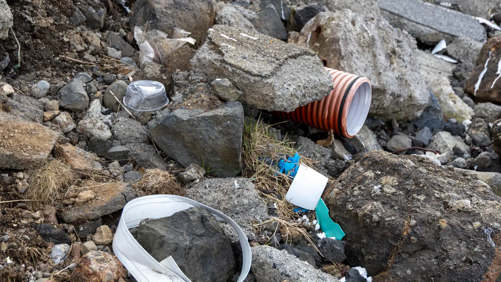 Rusl á víðavangi og í fjörunni í Gufunesi frá Sorpu