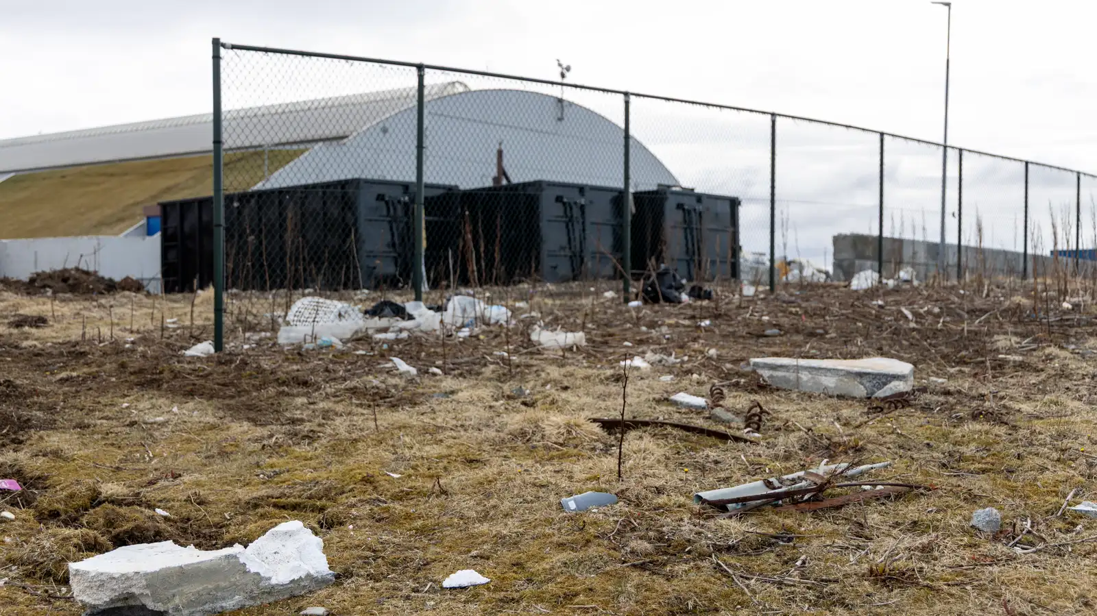 Rusl á víðavangi og í fjörunni í Gufunesi frá Sorpu