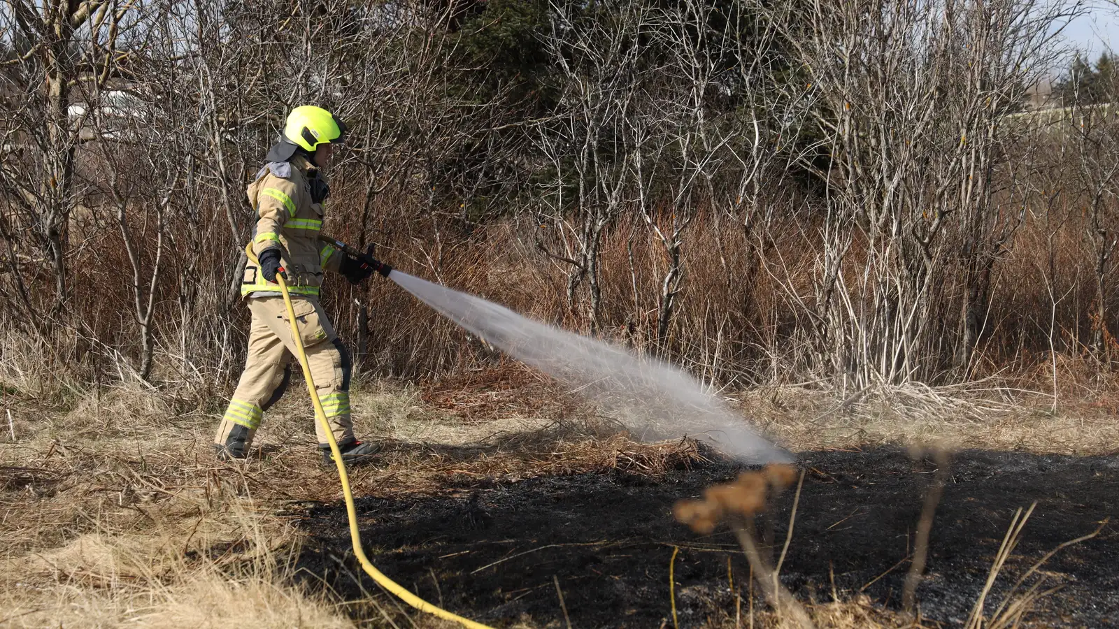 Starfsfólk N1 slökkti sinueld skammt frá bensínstöðinni