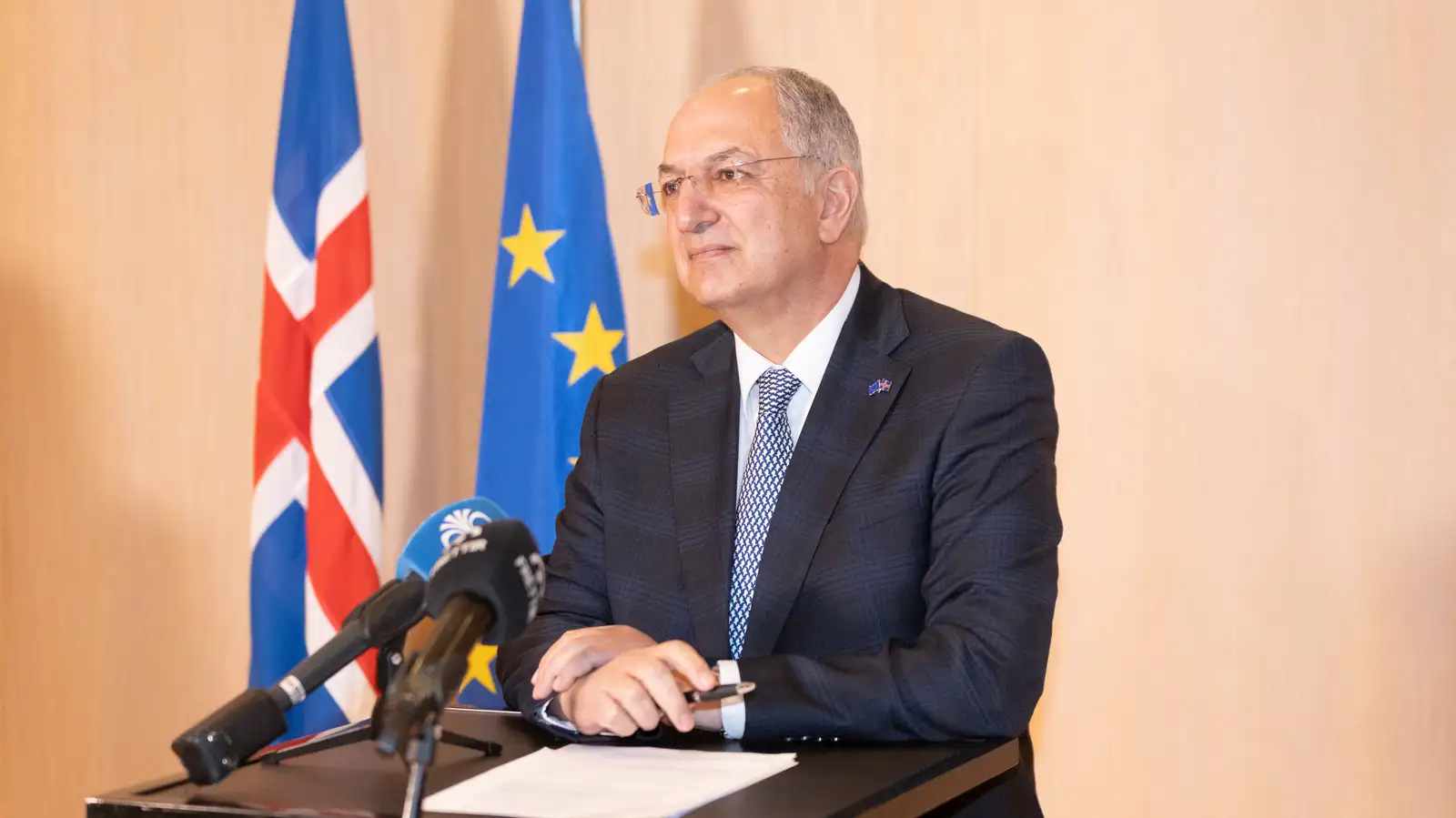 Hanna Katrín Friðriksson atvinnuvegaráðherra og Costas Kadis sjávarútvegsstjóra Evrópusambandsins á samráðsfundi um málefni hafsins.