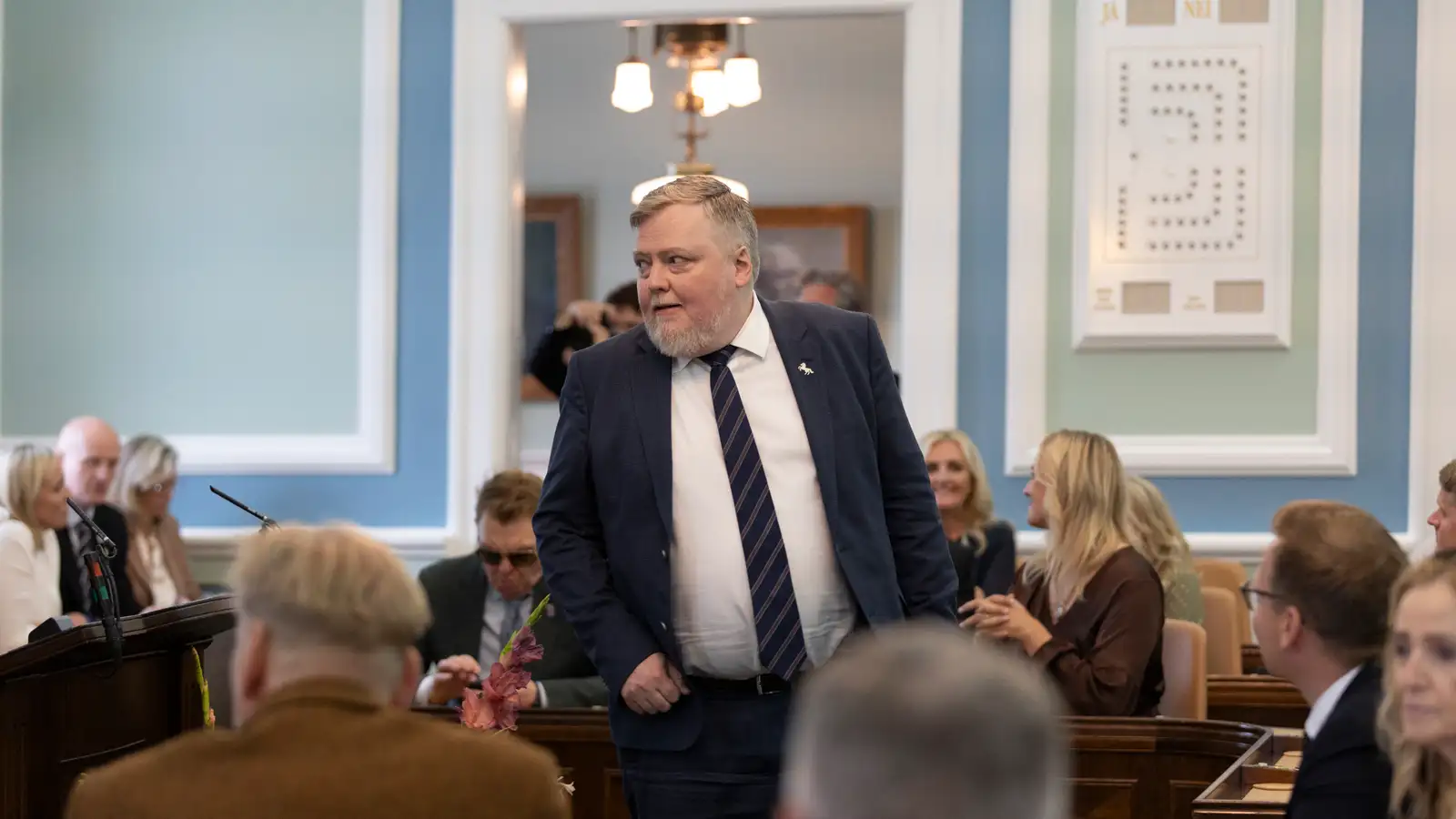 Allir um borð eftir að orðalagi um samstarf við ESB var breytt