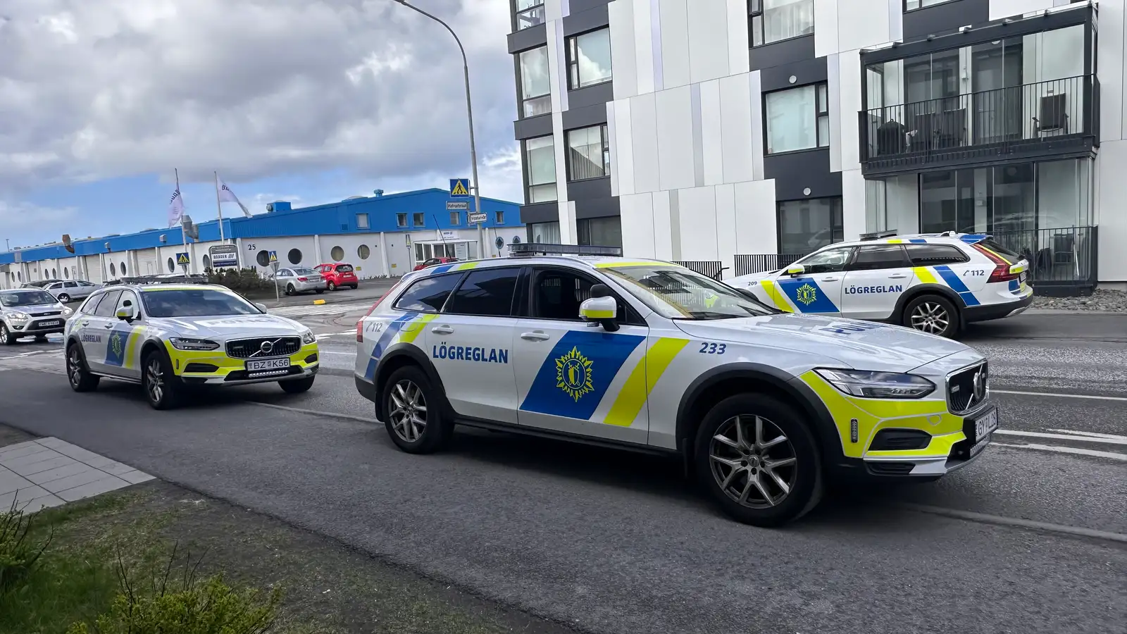 Lögregla leiddi mann út í járnum