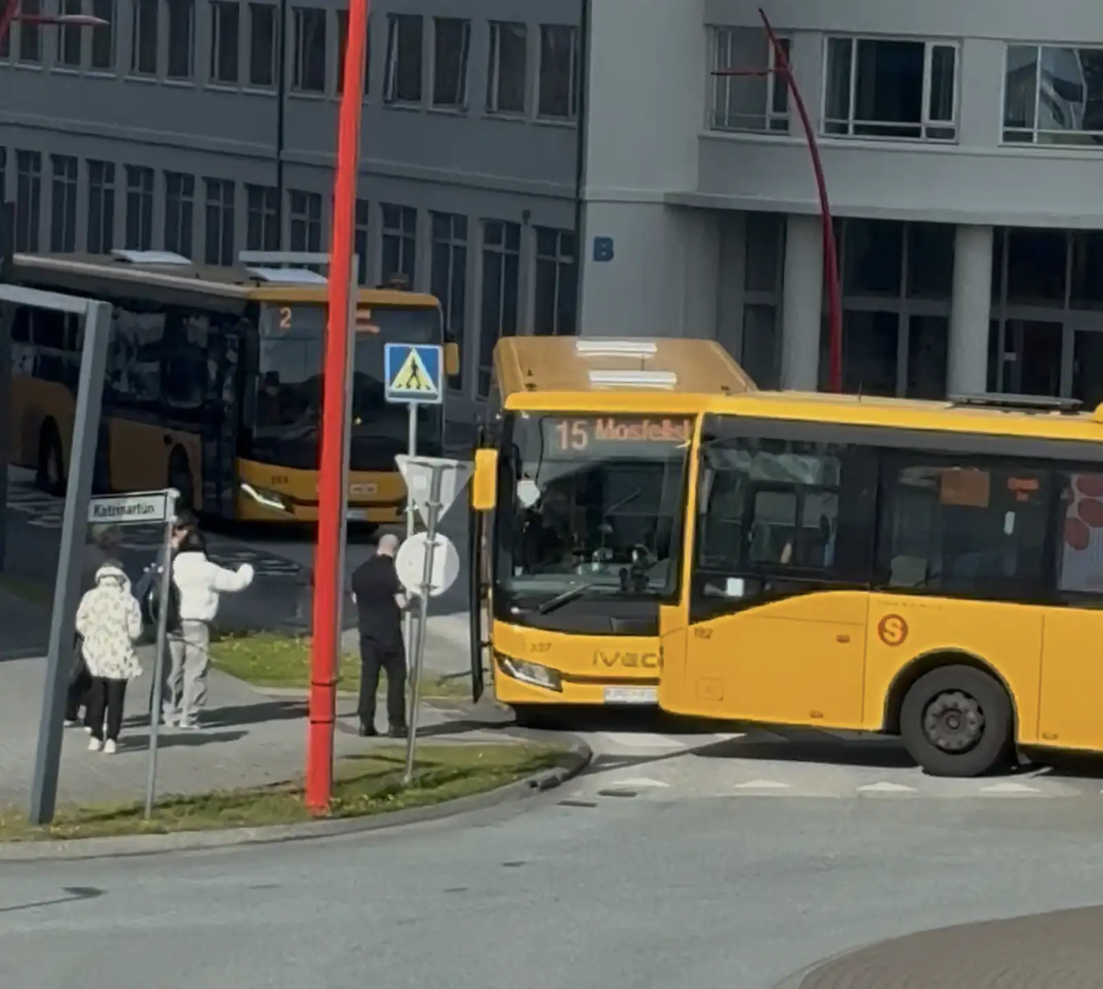 Tveir strætisvagar rákust saman í hringtorgi - RÚV.is