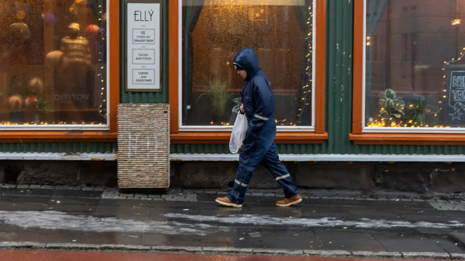 Tré féll á veg í óveðri í miðborginni