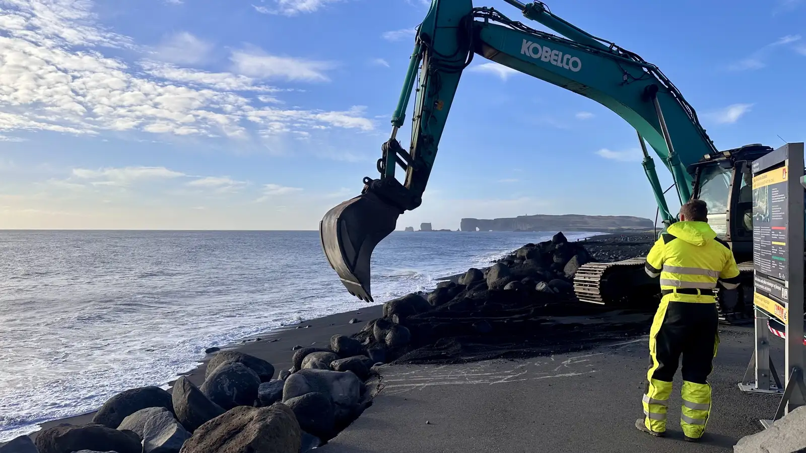Berjast við náttúruöflin í Reynisfjöru