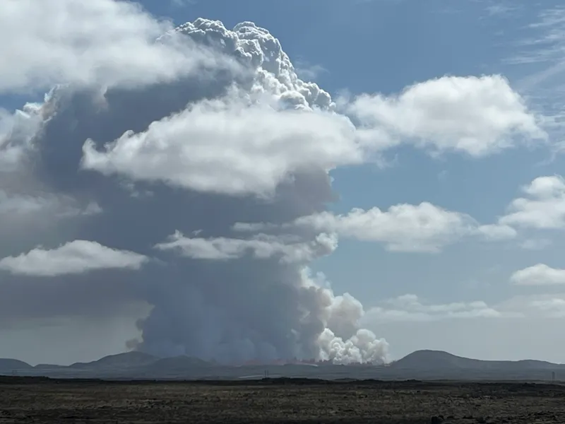 Eldgosið og gosmökkurinn séður frá REykjanesbraut við innri njarðvík.