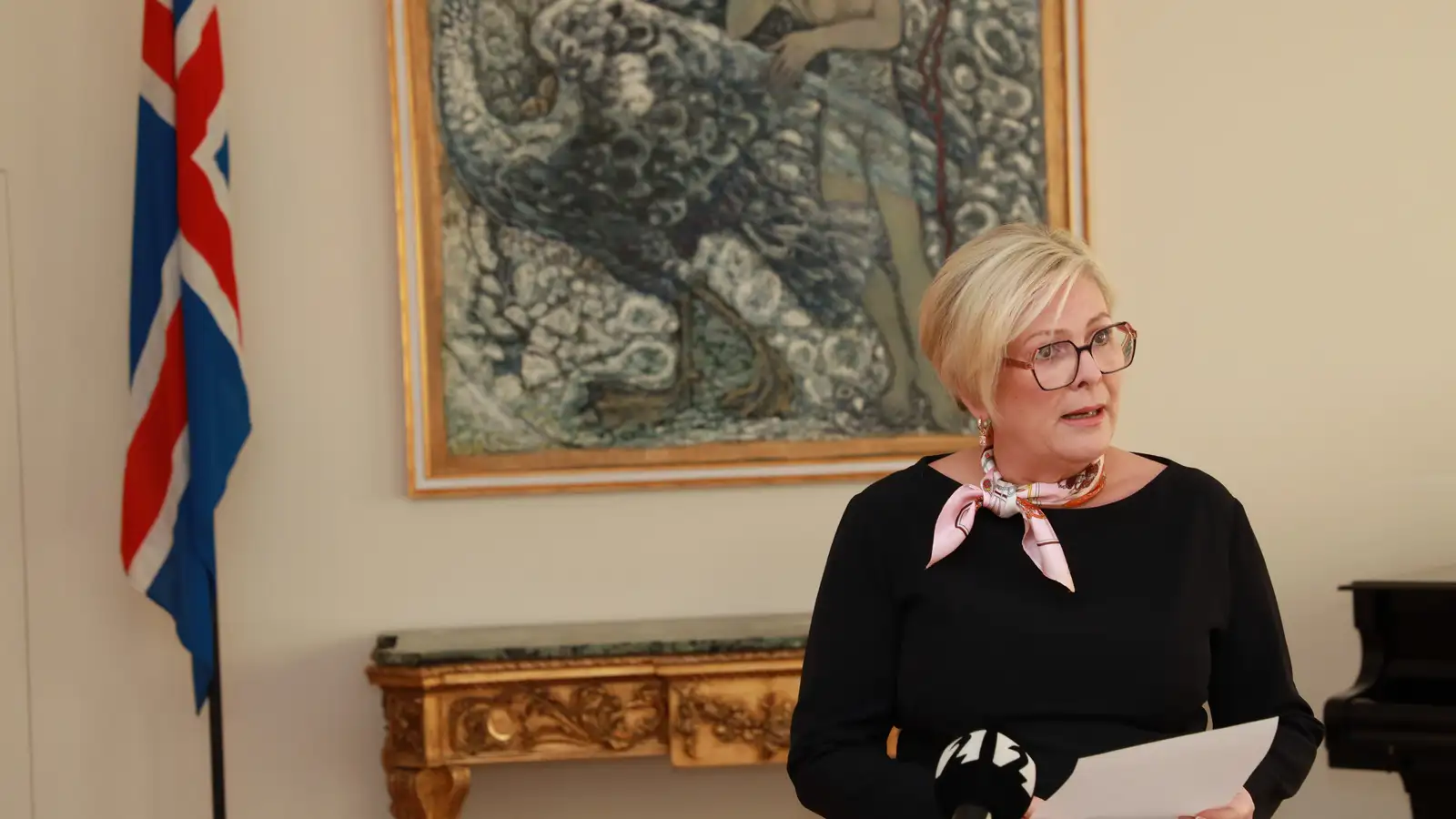 Halla ræðir við Karl konung