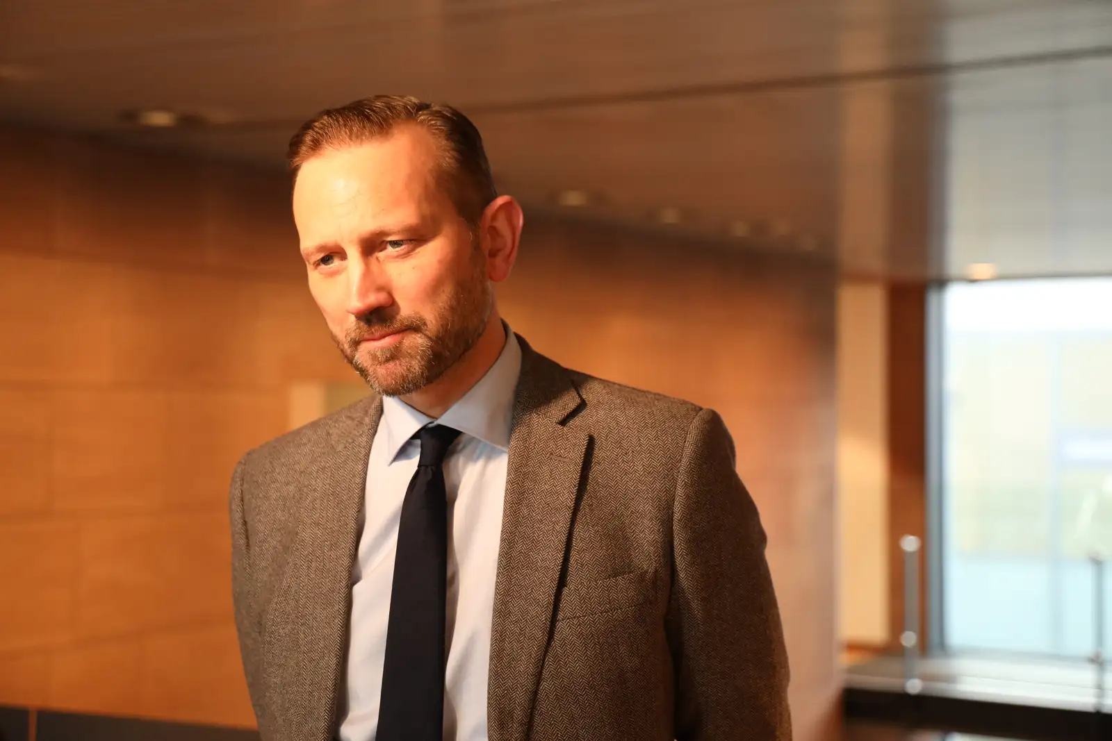 Frá kynningarfundi Reykjavíkurleiðarinnar 17. febrúar 2026. Fulltrúar meirihlutans í borgarstjórn flytja kynningu í fundarherbergi. Skúli Helgason, Líf Magneudóttir, Einar Þorsteinsson