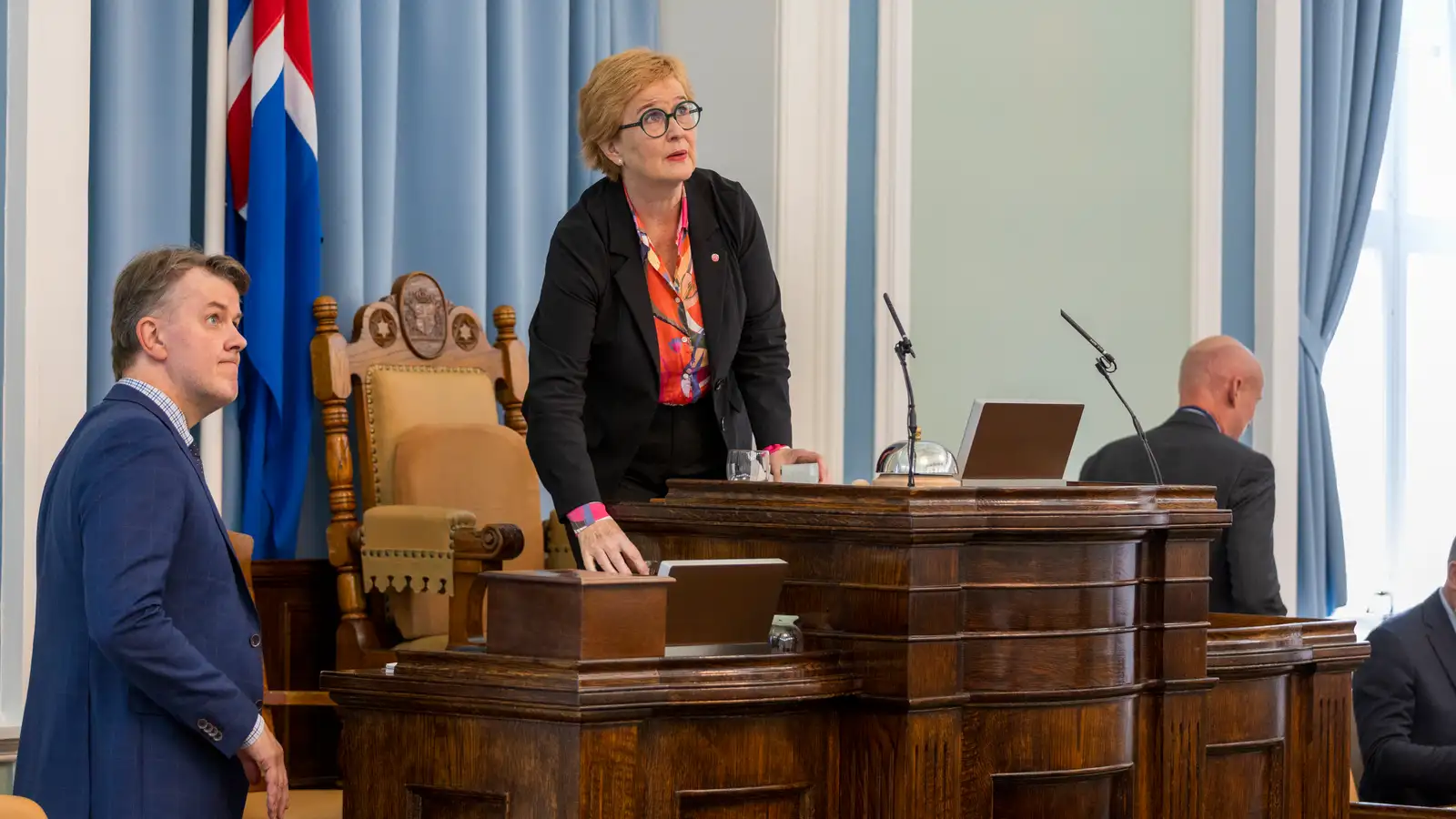 Hófu þingfund á að deila um dagskrána