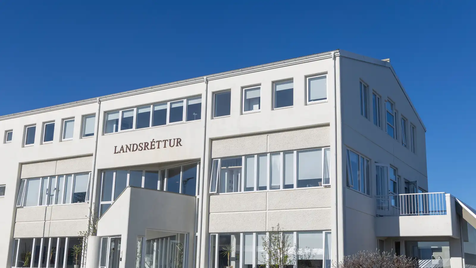 Birti kynferðislegar myndir af barnsmóður sinni