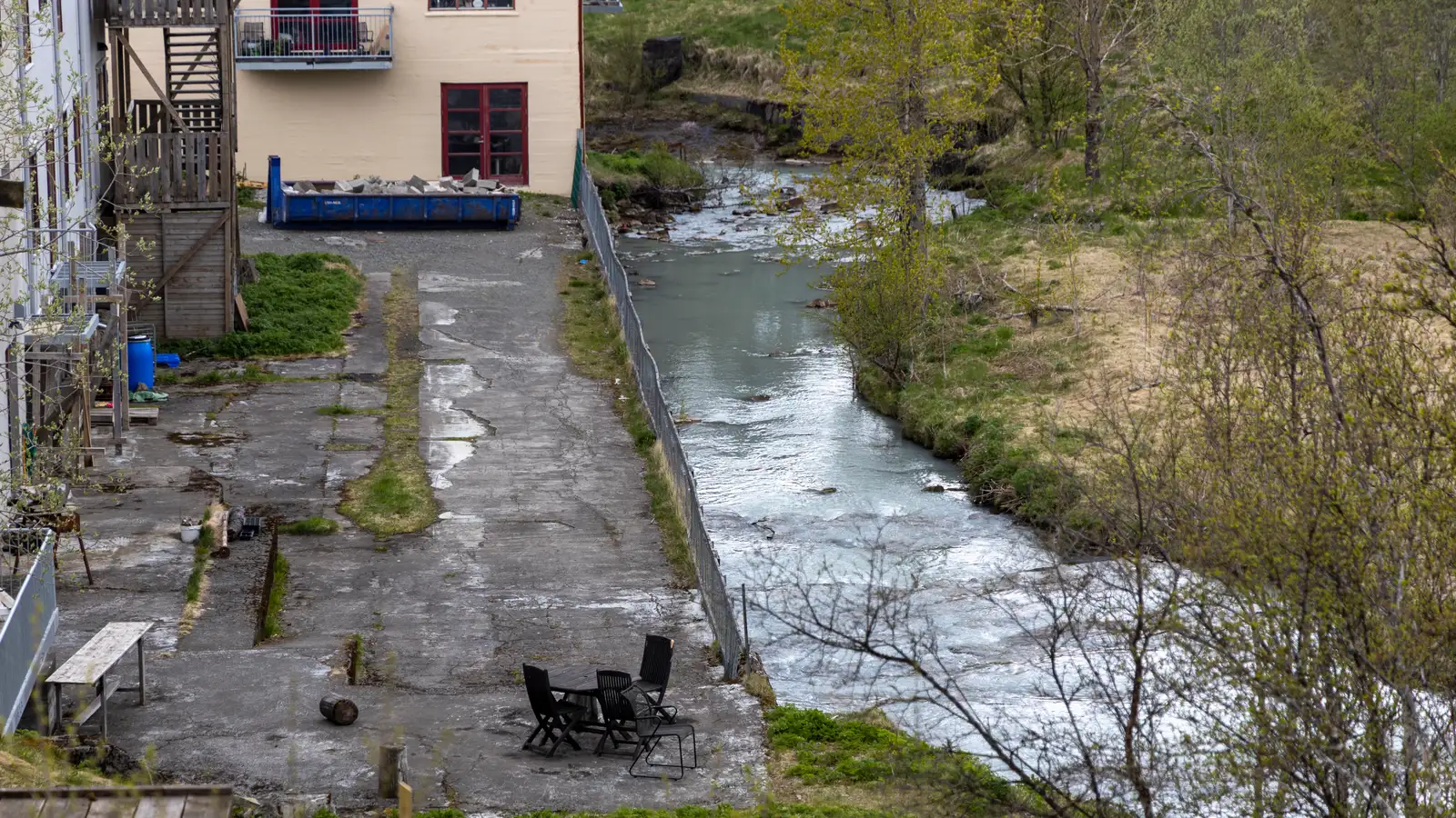 Varmá breytir um lit vegna mengunar úr Skammadal