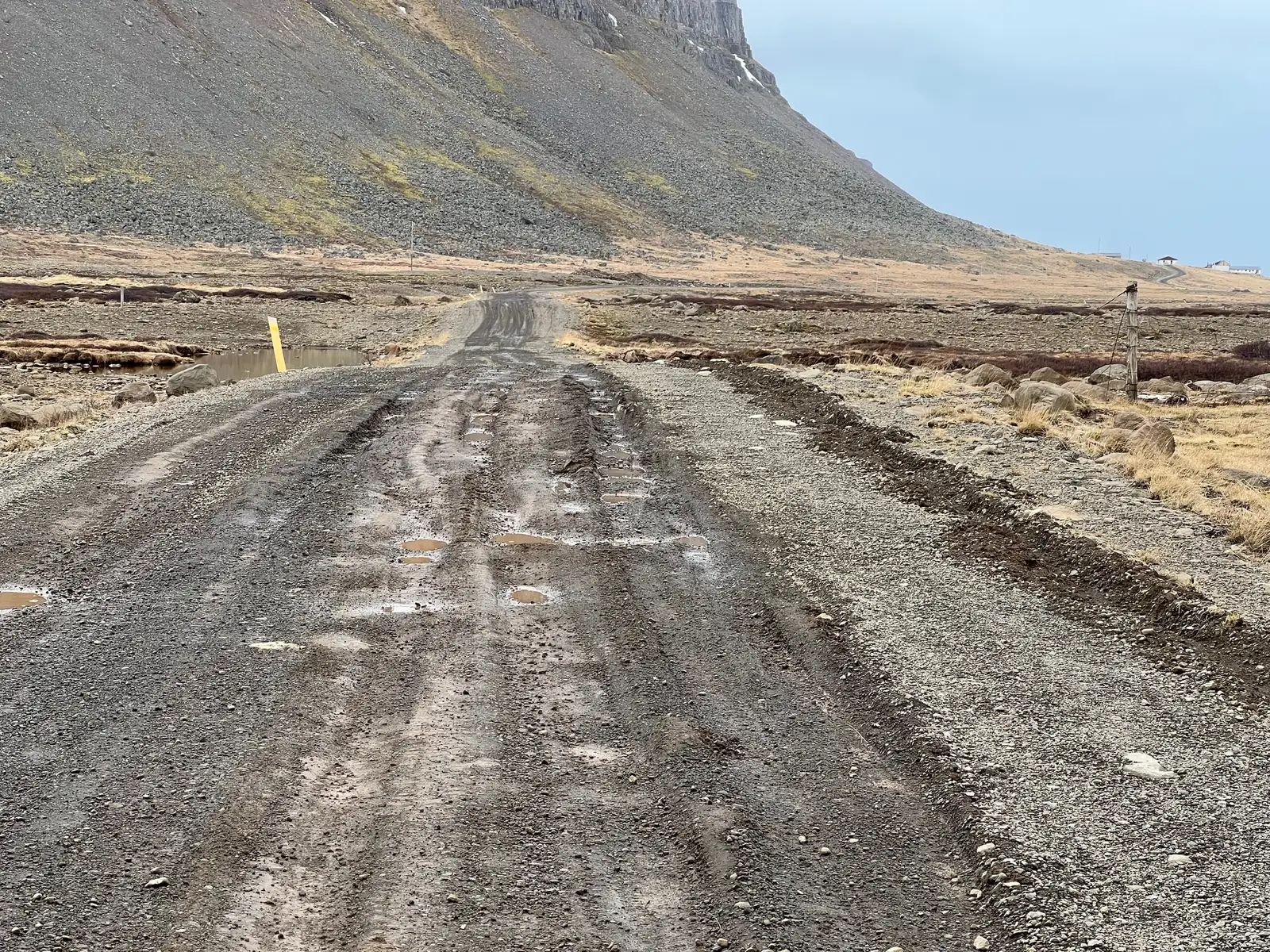 malarvegur yfir á Rauðasand á sunnanverðum Vestfjörðum. Vegurinn er grófur og illa farinn.
