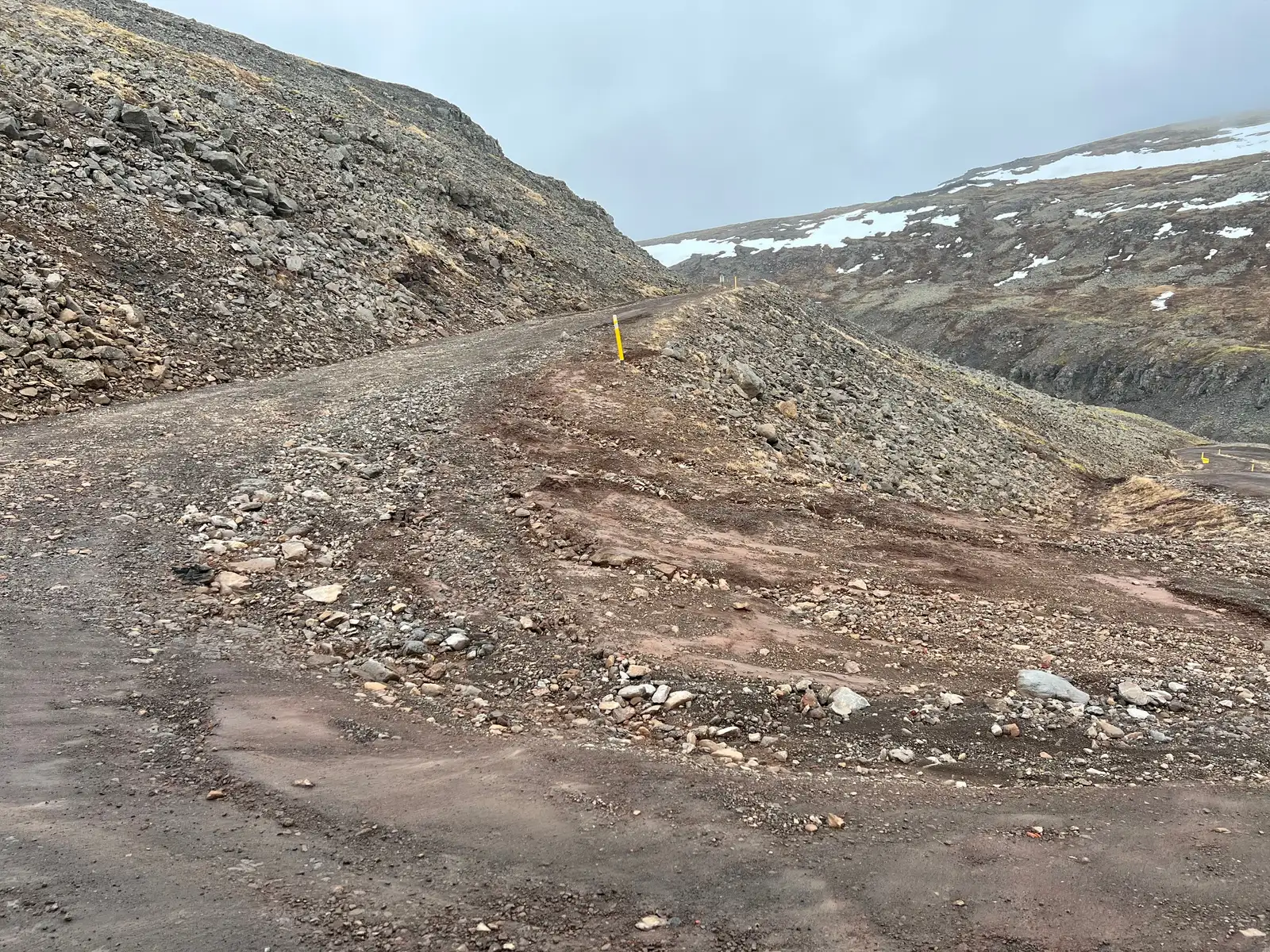 malarvegur yfir á Rauðasand á sunnanverðum Vestfjörðum. Vegurinn er grófur og illa farinn.