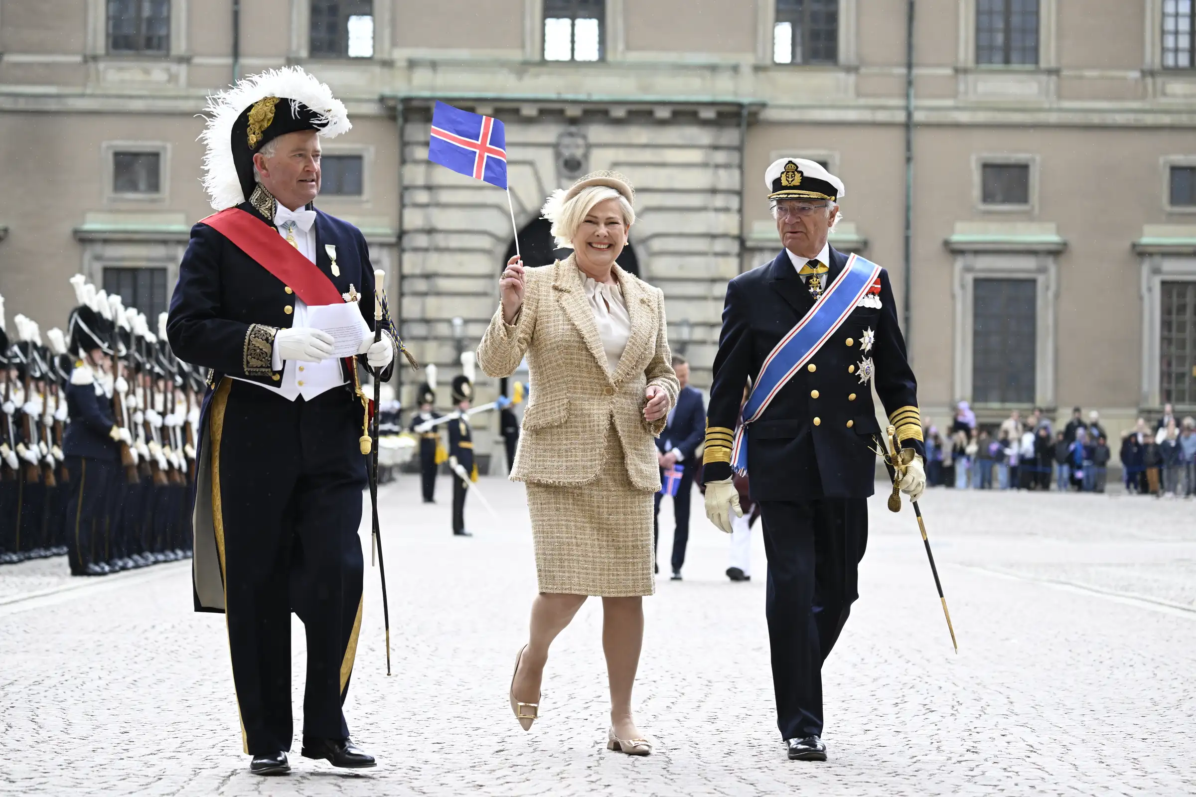 Molli Kavalli paypoq va kamarda suratga tushmoqda