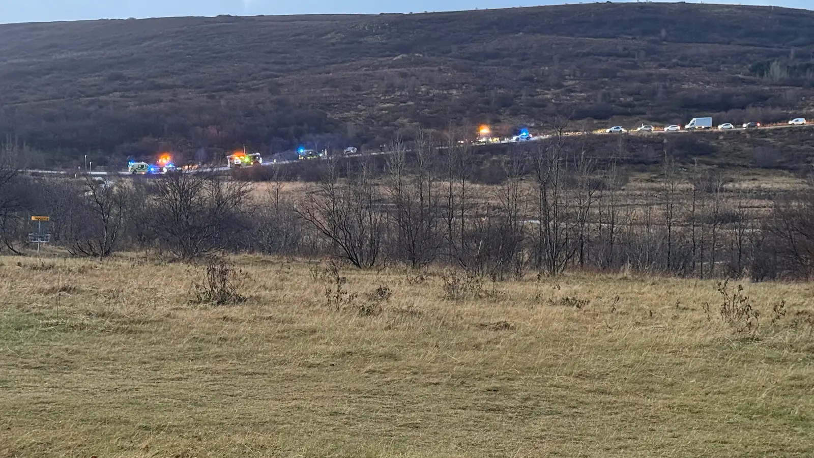 Flóttamannaleið lokaðist vegna bílveltu
