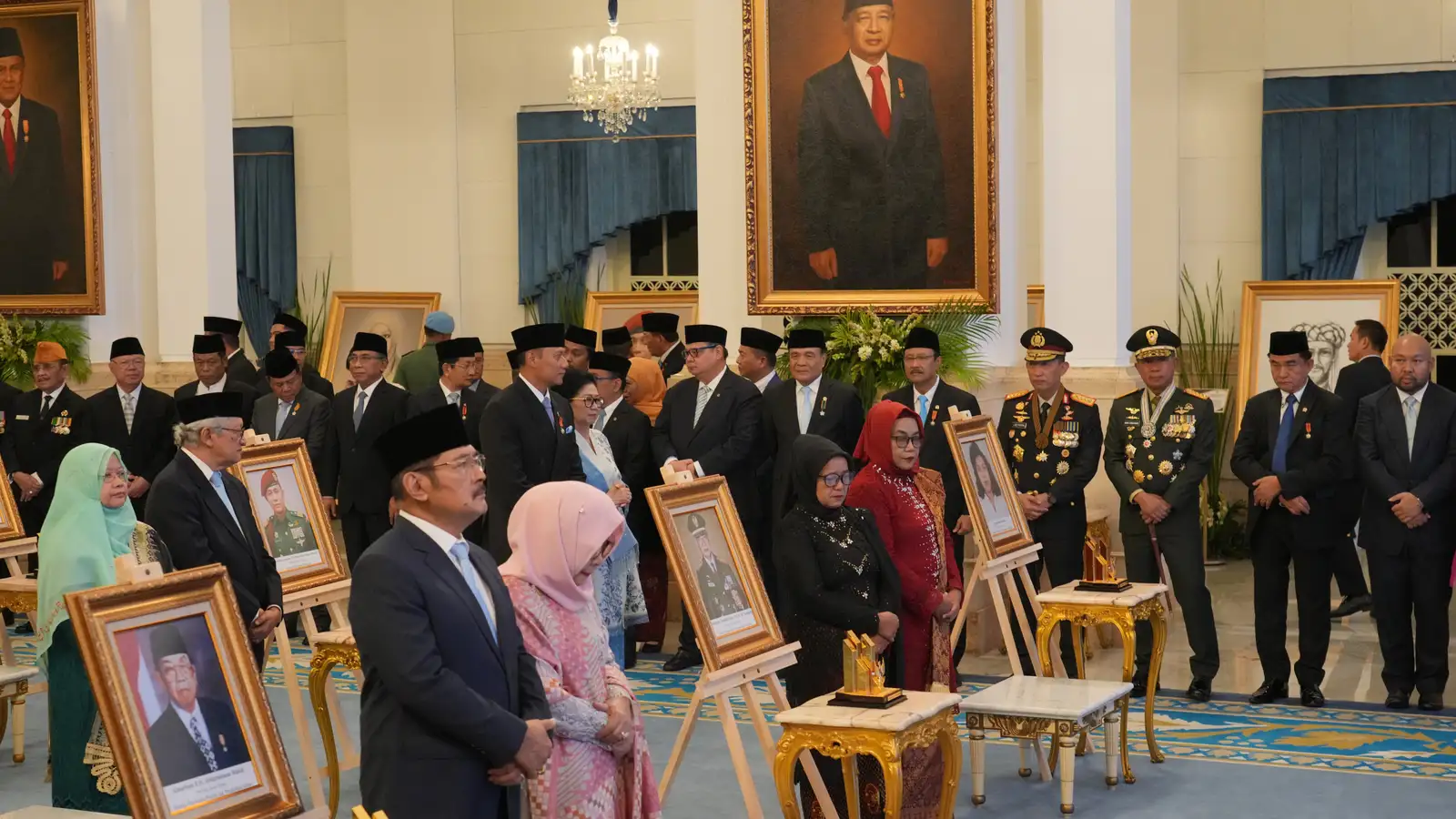 Einræðisherra lýstur þjóðhetja