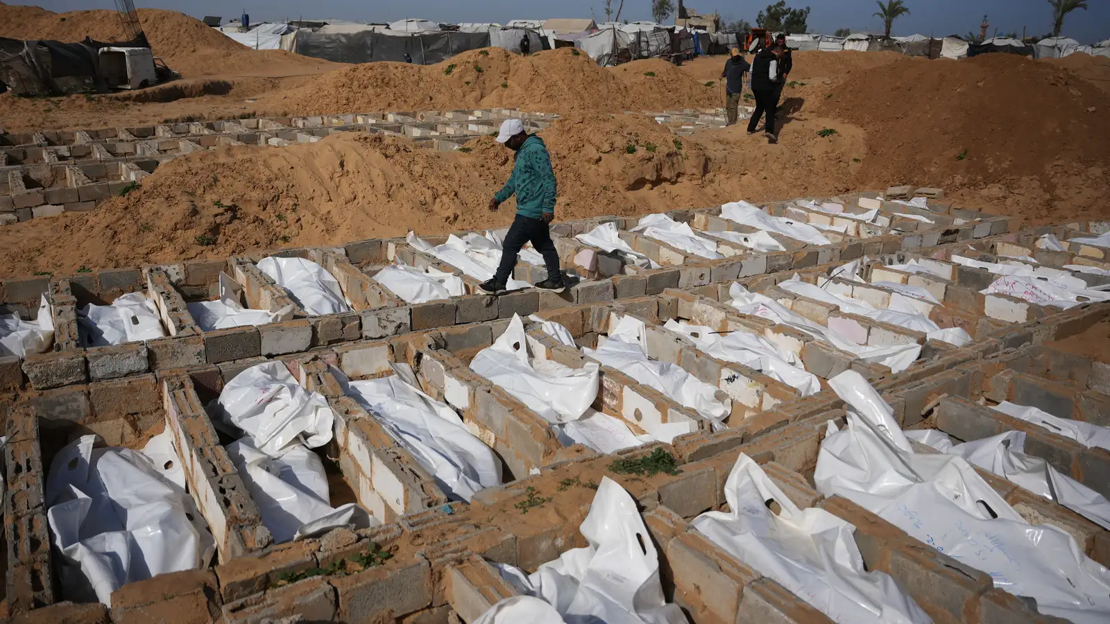 Sífellt fleiri lík finnast í fjöldagröfum á Gaza