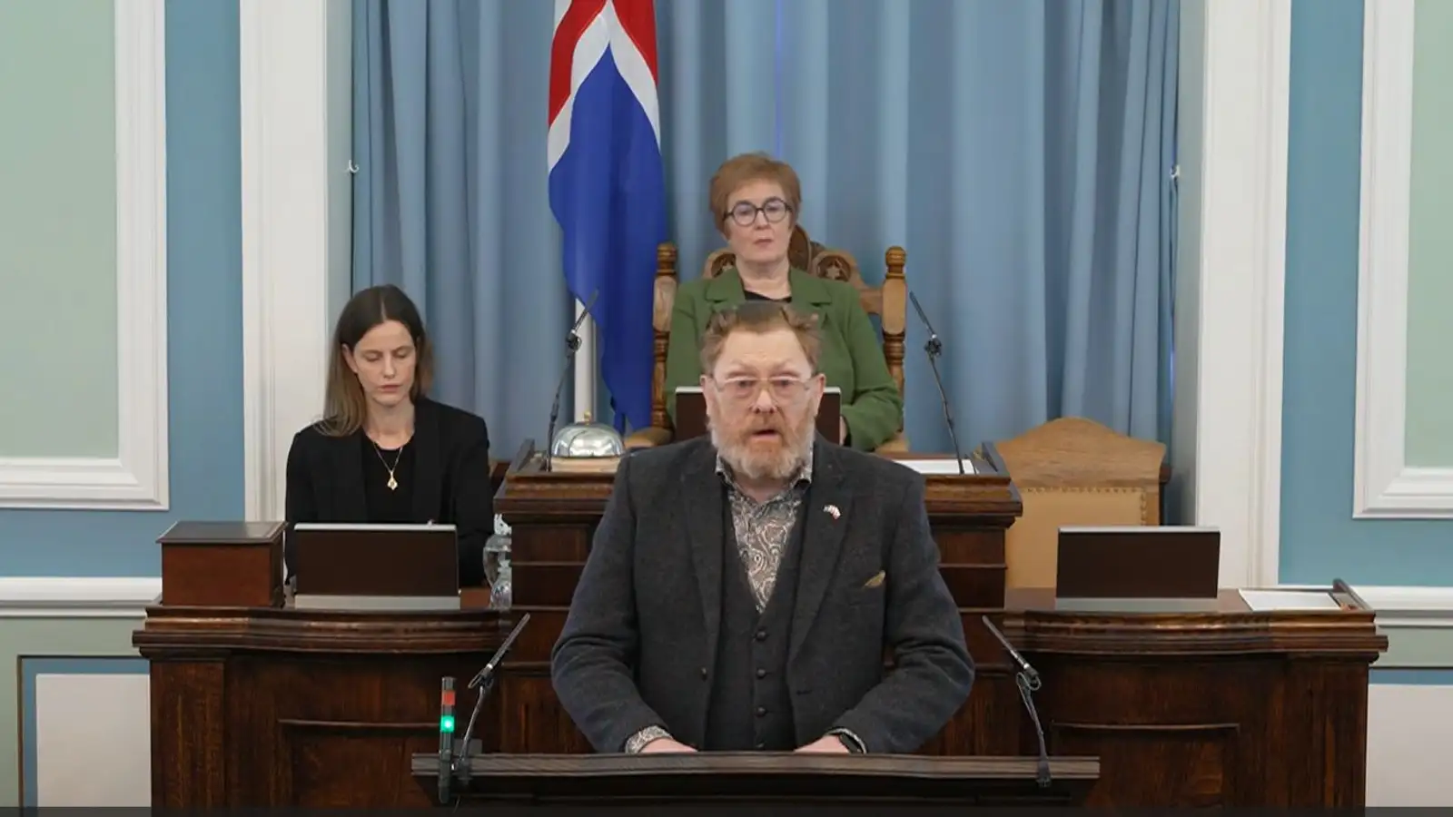 Jón Gnarr brá sér í líki Indriða á Alþingi