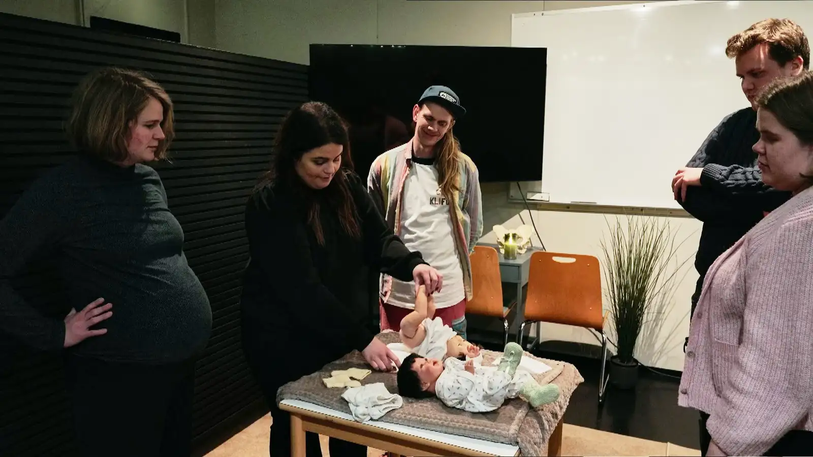 Læra handtökin í brjóstagjöf og bleiuskiptum á fæðingarnámskeiði