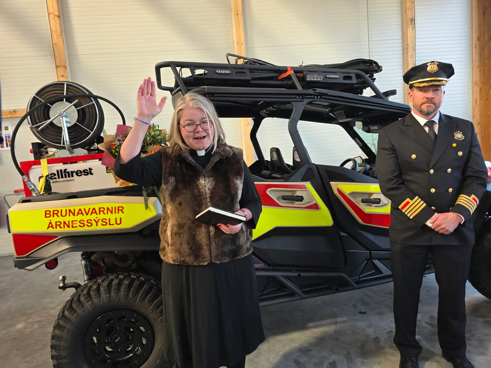 Séra Kristín Þórunn að blessa nýju slökkviliðsstöðina.