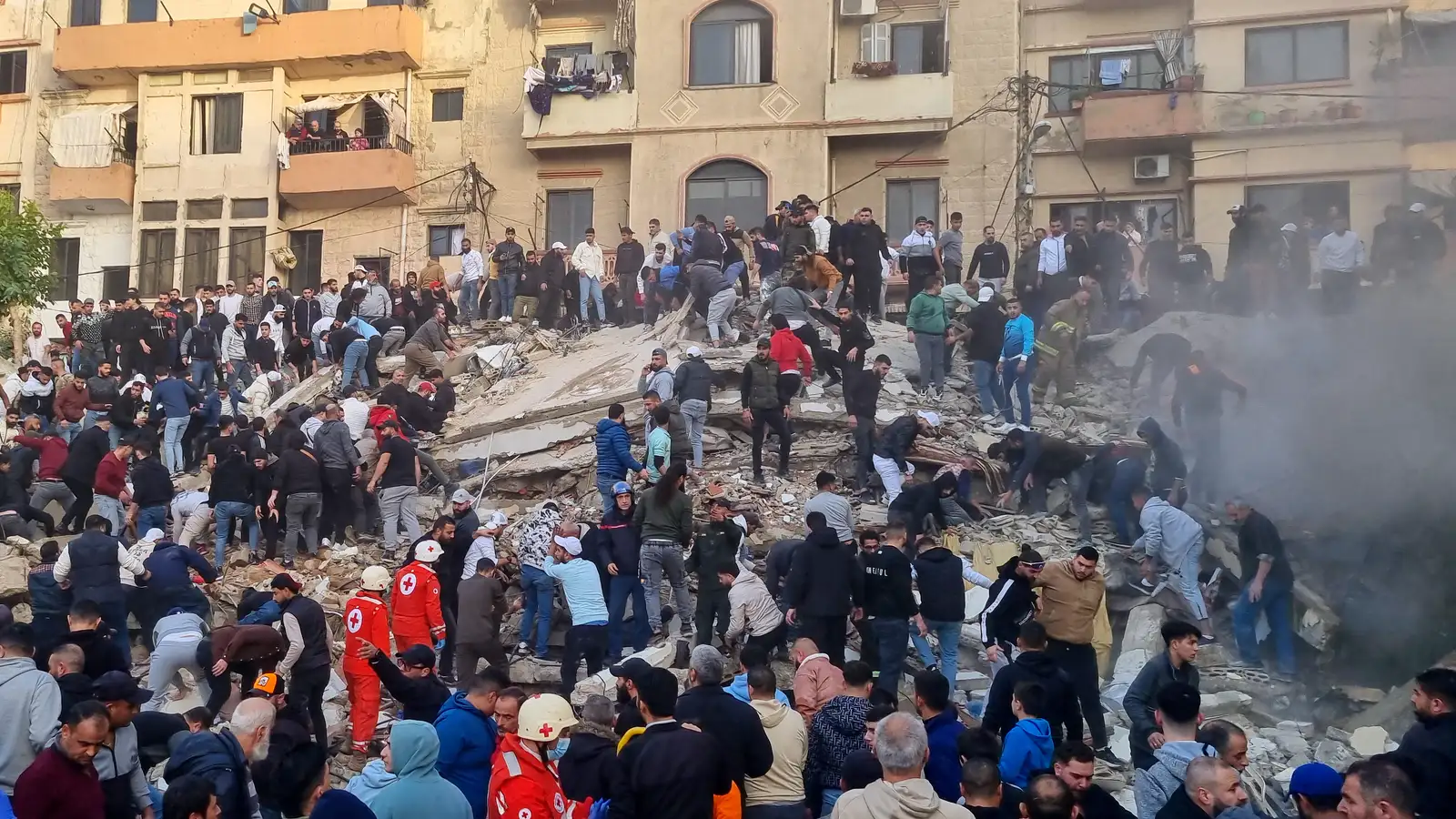 Minnst níu fórust þegar íbúðabygging hrundi í fátækasta hluta Trípólí