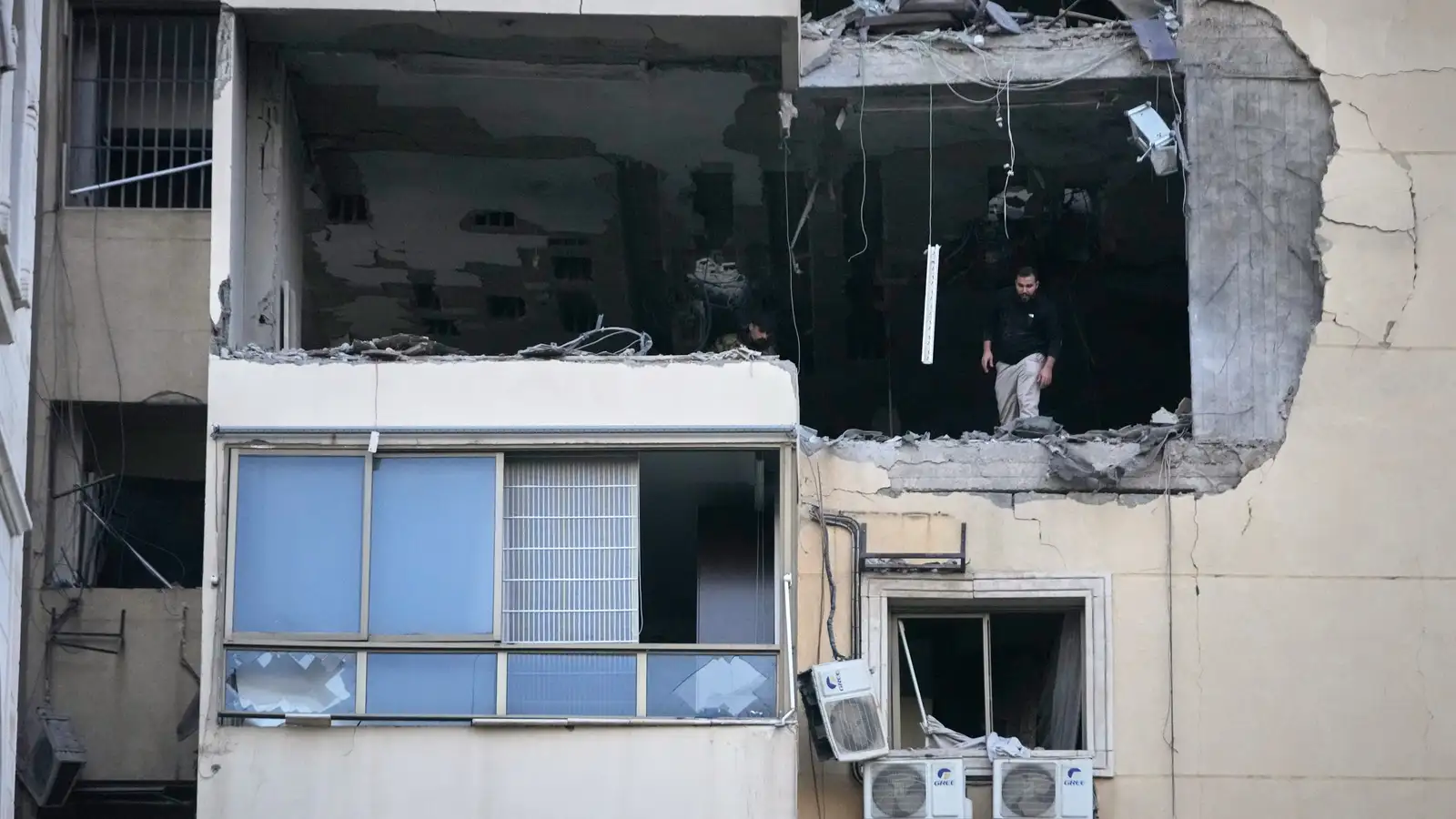 31 látinn og um 150 særðir eftir miklar árásir á Líbanon