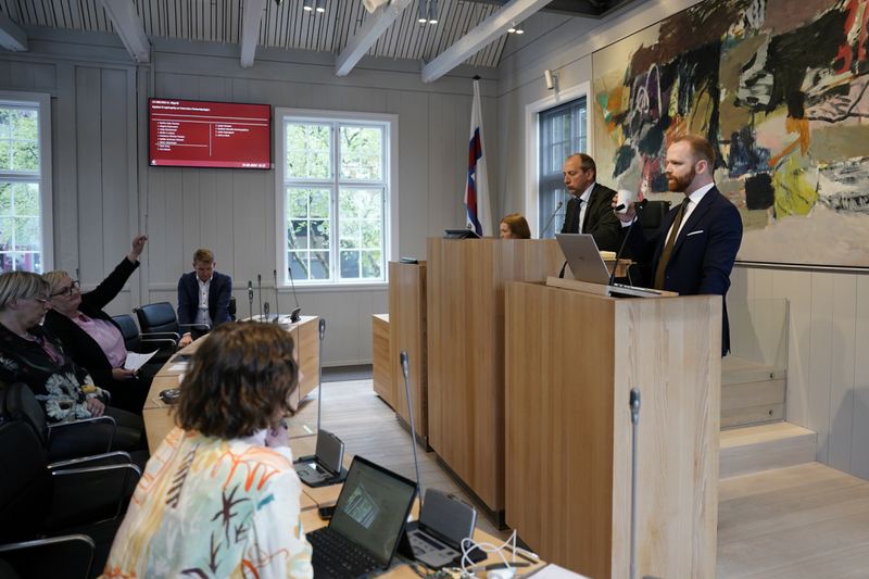 Frá umræðum í lögþingi Færeyja 15. maí 2024 um frumvarp dómsmálaráðherrans Bjarna Kárasonar Petersen, sem tryggja átti heimild til þungunarrofs til og með 12. viku meðgöngu. Frumvarpið féll á jöfnu, 15:15. Bjarni ráðherra er lengst til hægri á myndinni.