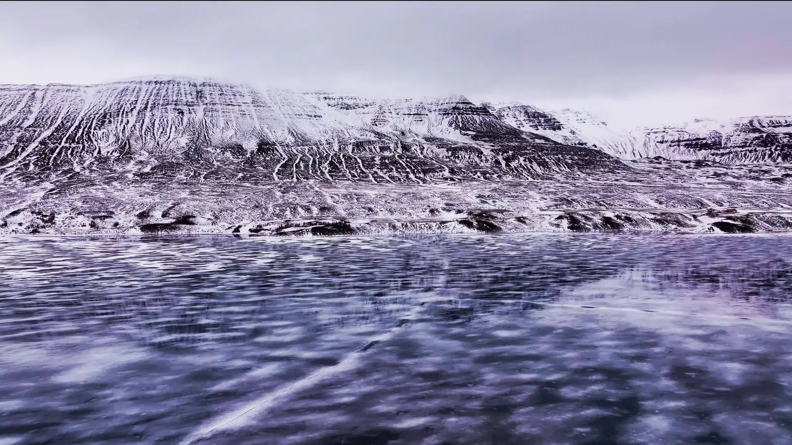 Ísilagt Ljósavatn í vetrarstillu