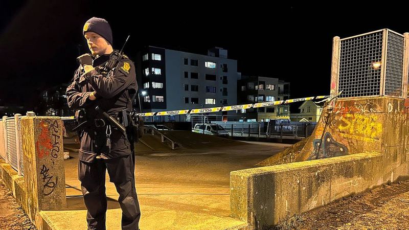 Vopnaður lögreglumaður í miðborg Kristiansand í Noregi á svæði sem hefur verið lokað af í kjölfar þess að vopnaður maður var yfirbugaður á svæðinu.